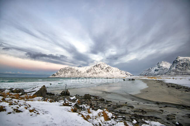 Playa de Skagsanden, Flakstad, Lofoten, Nordland, Noruega - foto de stock