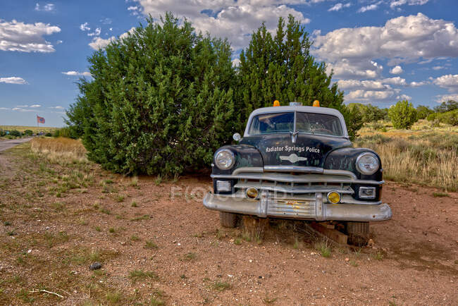 Old Police Car at Grand Canyon Caverns, Peach Springs, Mile Marker 115, Arizona, Estados Unidos - foto de stock