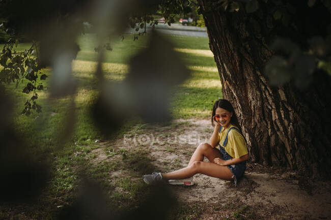 Femme assise sous un arbre dans le parc, Serbie — Photo de stock