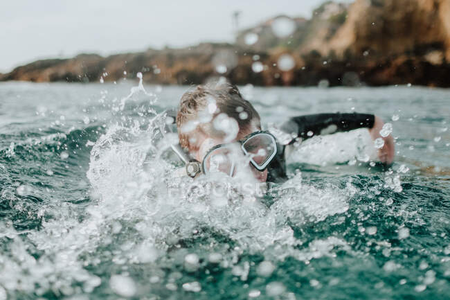 Junge schwimmt im Ozean, Orange County, Kalifornien, Vereinigte Staaten — Stockfoto