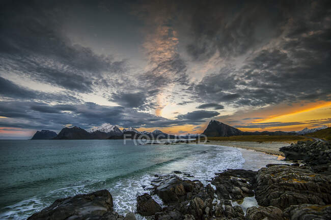 Paisagem costeira ao pôr do sol, Lofoten, Nordland, Noruega — Fotografia de Stock