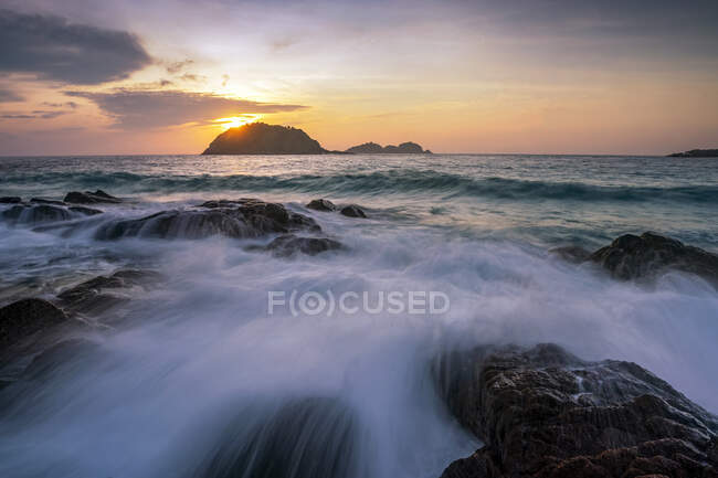 Onde che si infrangono sulle rocce costiere all'alba, Isola di Redang, Terengganu, Malesia — Foto stock