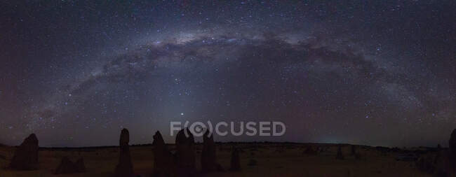 Silhouette der Zinnen und der Milchstraße, Nambung Nationalpark, Westaustralien, Australien — Stockfoto