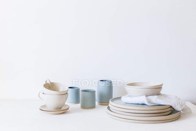 Pratos, pratos, taças e arranjo de vasos — Fotografia de Stock