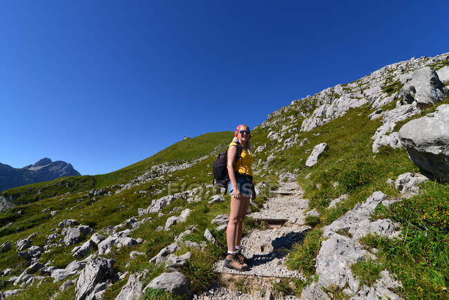 Smiling woman hiking in the Alps, Switzerland — Foto stock