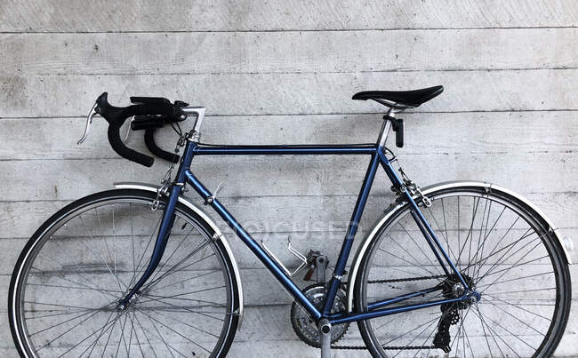 Vélo appuyé contre un mur en béton — Photo de stock