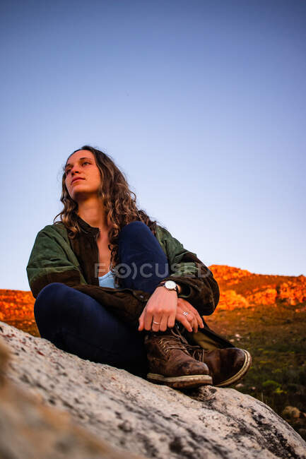 Mujer en escena rocosa al atardecer, Stellenbosch, Western Cape, Sudáfrica - foto de stock
