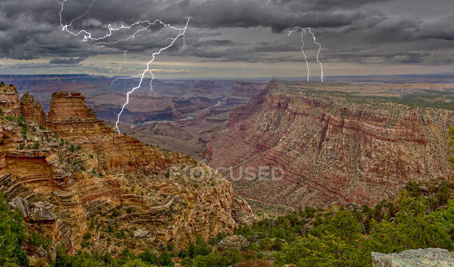 Foudre au-dessus des palissades du désert et du Grand Canyon, Arizona, États-Unis — Photo de stock