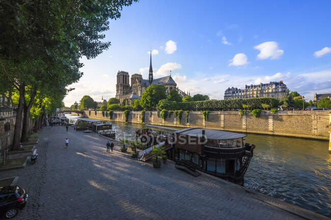 Personas caminando a lo largo de la orilla del río Sena, París, Francia - foto de stock