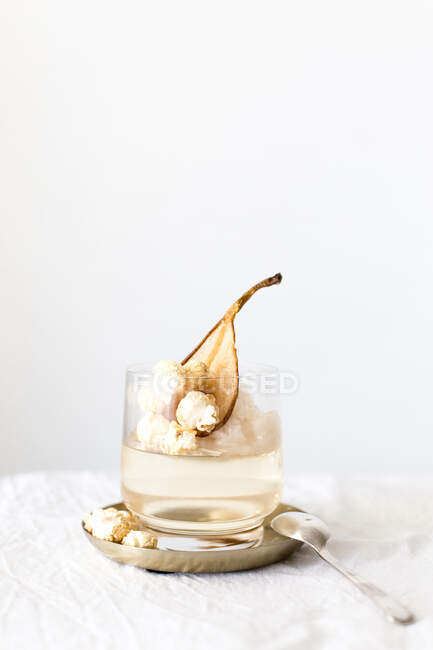 Желе Просекко, груша і граніт, наповнені грушовою водою і проспеко-попкорн — стокове фото