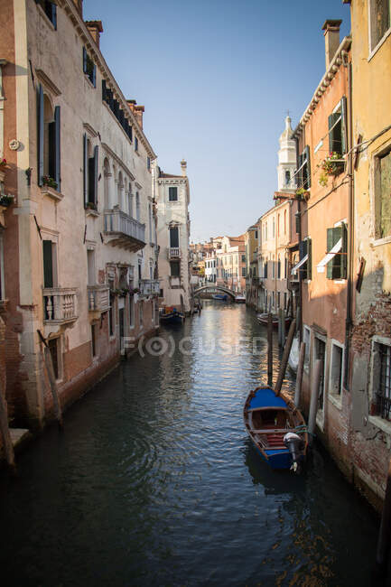 Човен пришвартований у каналі, Венеція, Венето, Італія. — стокове фото