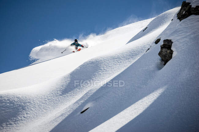 Sciare uomo sulla neve fresca, Gastein, Salisburgo, Austria — Foto stock