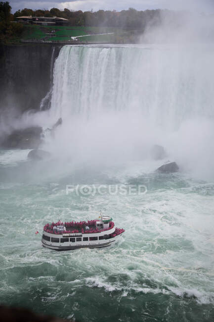Повітряний вид туристичного човна Ніагарський водоспад (Канада). — стокове фото