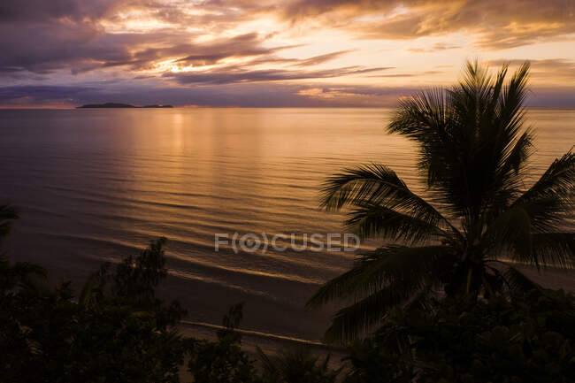 Тропічний пляж на заході сонця (Австралія). — стокове фото