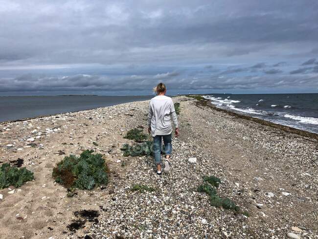 Donna che cammina sulla spiaggia, Besser Rev, Samsoe, Danimarca — Foto stock