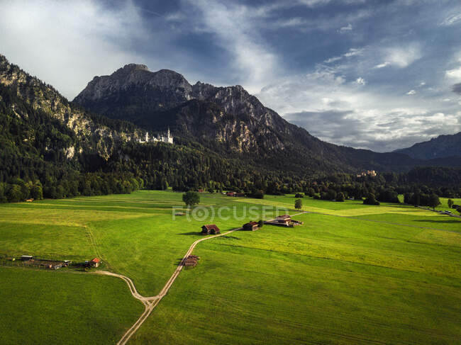 Green grass and mountains in the background — Stock Photo
