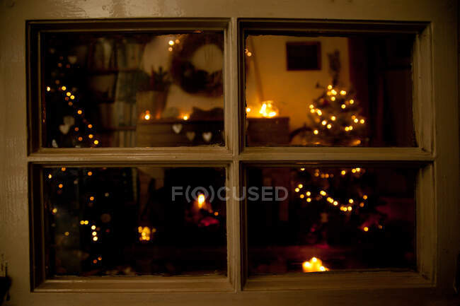Vista para uma sala de estar festiva no Natal — Fotografia de Stock