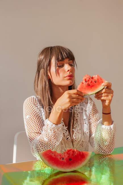 Frau hält ein Stück Wassermelone in der Hand — Stockfoto
