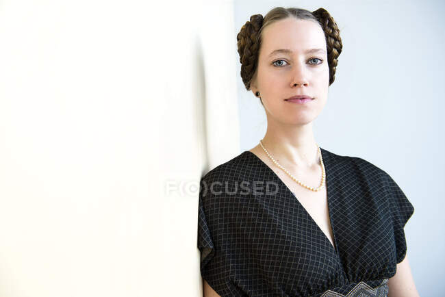 Retrato de una mujer con bollos de pelo - foto de stock