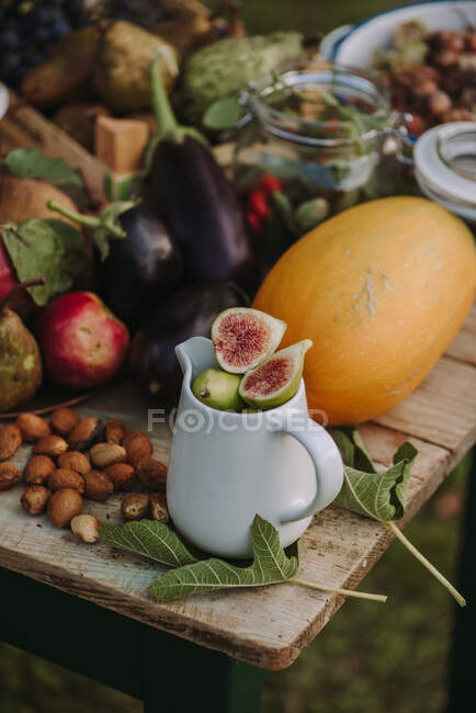 Outono Arranjo de frutas e vegetais em uma mesa de jardim, Sérvia — Fotografia de Stock