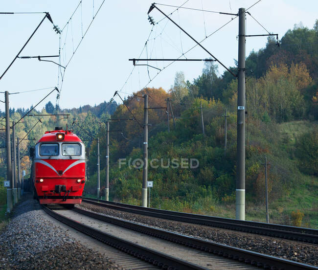 Поїзд прибуває на станцію у Вільнюсі (Литва). — стокове фото