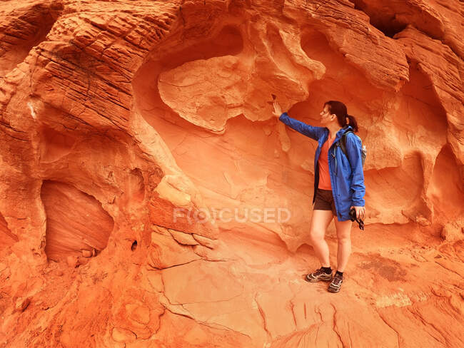 Caminhante feminina tocando pedras, Utah, Estados Unidos — Fotografia de Stock