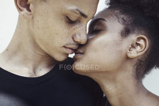 Primo piano ritratto di una coppia in procinto di baciarsi — Foto stock