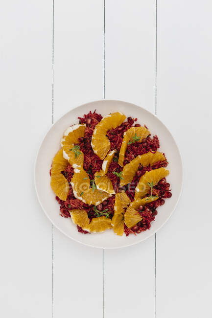 Plate of Carrot and orange salad with pomegranate — Stock Photo