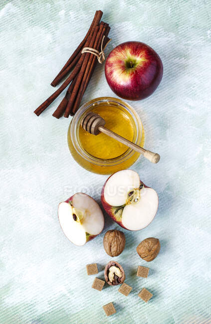 Honey, apple, cinnamon, walnuts and brown sugar ingredients for baking an apple pie — Stock Photo