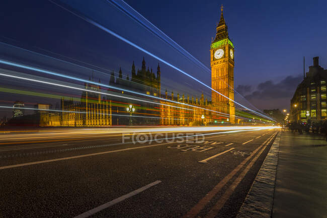 Big Ben and Houses of Parliament at night, London, Великобритания — стоковое фото