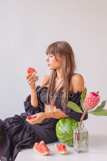 Portrait d'une femme mangeant une pastèque — Photo de stock