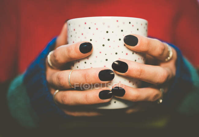 Primo piano delle mani di una donna che tiene una tazza — Foto stock
