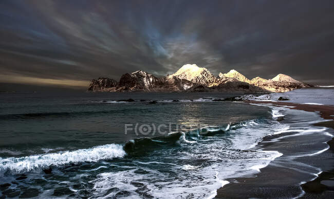 Launischer Himmel über Küstenlandschaft, Lofoten, Nordland, Norwegen — Stockfoto