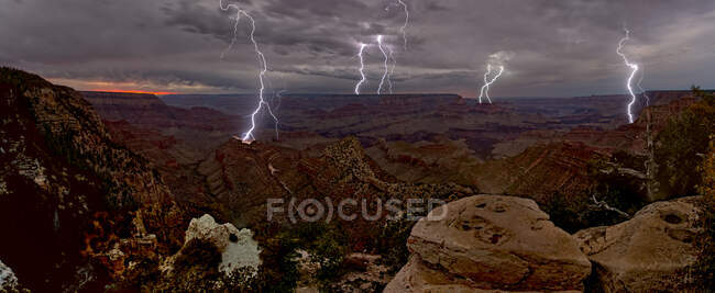 Foudre au-dessus du Grand Canyon au crépuscule, Arizona, États-Unis — Photo de stock