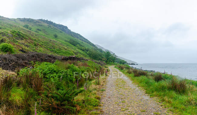 Sendero a lo largo de la costa, Isla de Arran, Escocia, Reino Unido - foto de stock