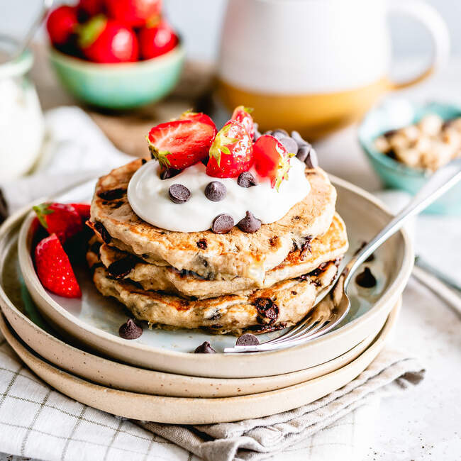 Chocolate chip pancakes with yogurt, strawberry and chocolate — Stock Photo