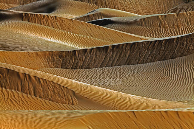 Textura de las dunas del desierto rayado, fondo de pantalla natural - foto de stock
