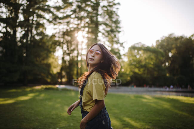 Retrato de uma mulher de pé no parque jogando seu cabelo, Sérvia — Fotografia de Stock