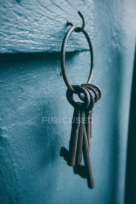 Close-up of old keys hanging on a hook on wall — Stock Photo