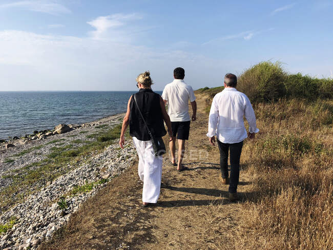 Tre persone che camminano lungo la spiaggia, Vesterlokken, Samsoe, Danimarca — Foto stock