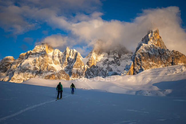 Deux hommes Ski de randonnée dans les Dolomites au coucher du soleil, Italie — Photo de stock