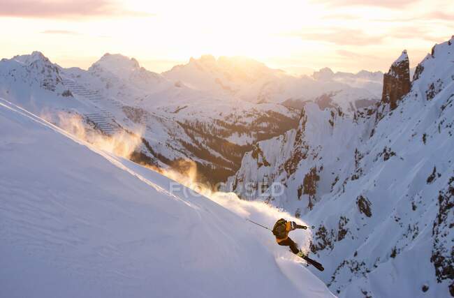 Esquí de hombre en nieve en polvo, Alpes austríacos, Arlberg, Salzburgo, Austria - foto de stock