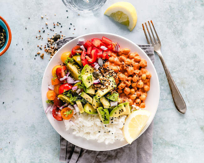 Рис, горох и овощной салат с семенами — стоковое фото