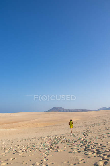 Donna che cammina nelle dune di sabbia di Corralejo, Fuerteventura, Isole Canarie, Spagna — Foto stock