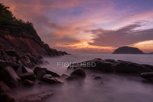 Wellen krachen bei Sonnenaufgang auf Küstenfelsen, Redang Island, Terengganu, Malaysia — Stockfoto
