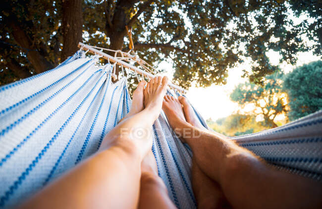 Couple couché dans un hamac au coucher du soleil, Corse, France — Photo de stock
