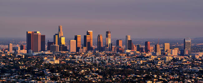 City skyline at sunset, Los Angeles, California, United States — Stock Photo