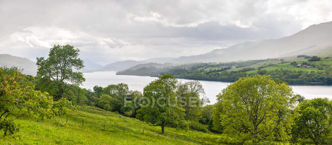 Озерный и горный ландшафт, Rob Roy Way, Шотландия, Великобритания — стоковое фото