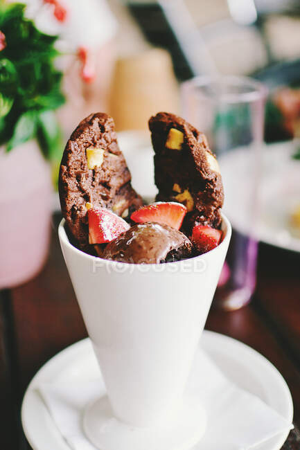 Sobremesa de sorvete de chocolate com biscoitos e morangos — Fotografia de Stock