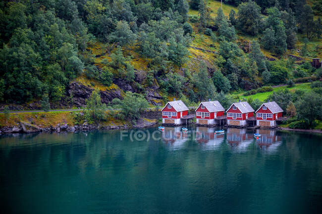 Fila de casas com vista para Aurlandsfjord, Flam, Flamsdalen, Sogn og Fjordane, Noruega — Fotografia de Stock
